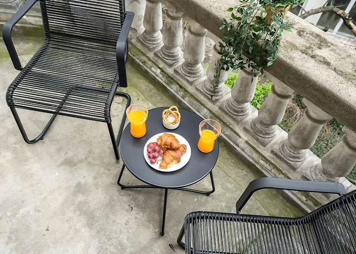 Stylish & Charming - Center