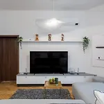 Stylish & Charming - Center *