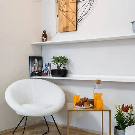 Stylish & Charming - Center