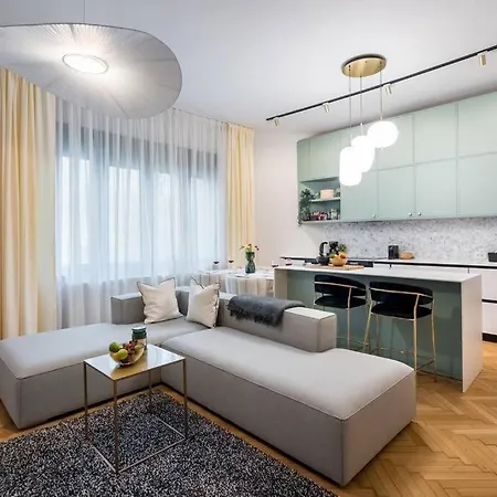 Stylish & Charming - Center