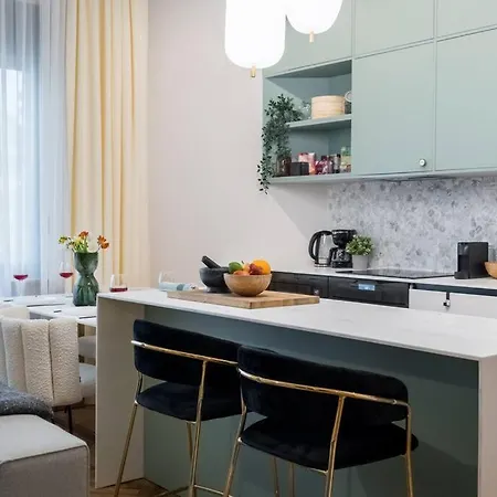 Stylish & Charming - Center