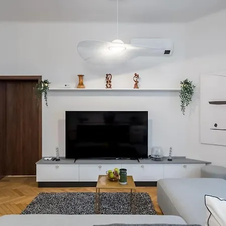 Stylish & Charming - Center *