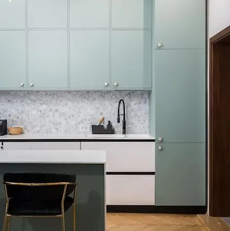 Stylish & Charming - Center