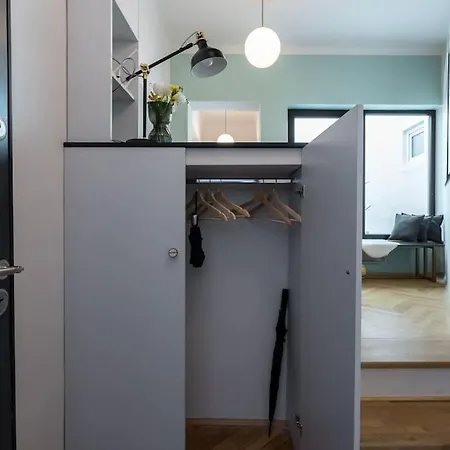 Stylish & Charming - Center *