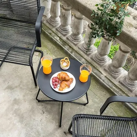 Stylish & Charming - Center