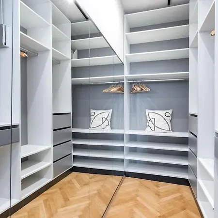 Stylish & Charming - Center *