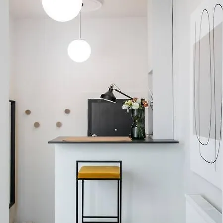 Stylish & Charming - Center *