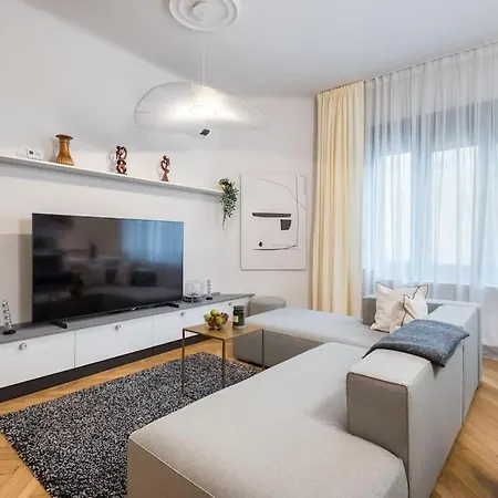 Stylish & Charming - Center Apartment