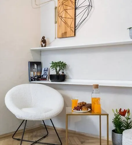 Stylish & Charming - Center