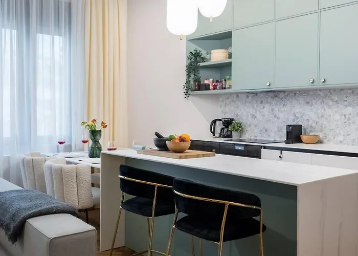 Stylish & Charming - Center