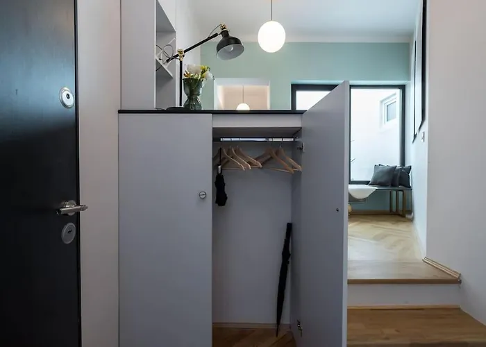 Stylish & Charming - Center *