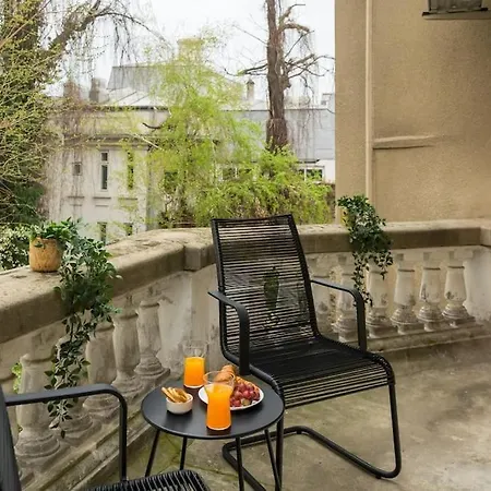 Stylish & Charming - Center