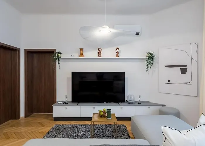 Stylish & Charming - Center *