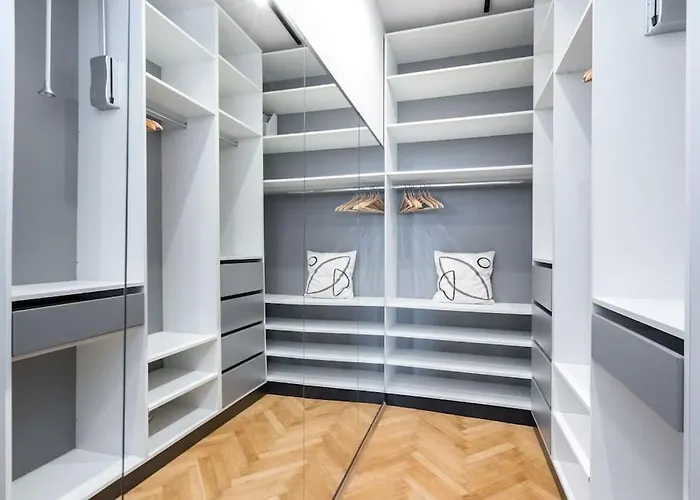 Stylish & Charming - Center *