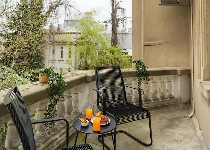 Stylish & Charming - Center