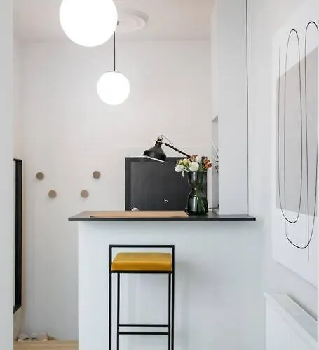 Stylish & Charming - Center *